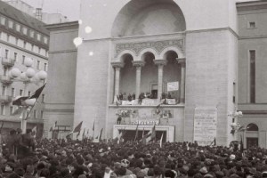 image of crowd gathered in front of the opera house
